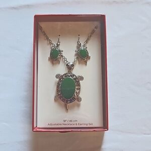 Turtles! 🐢 Necklace & earring set, silver 18 in adjustable chain, in box